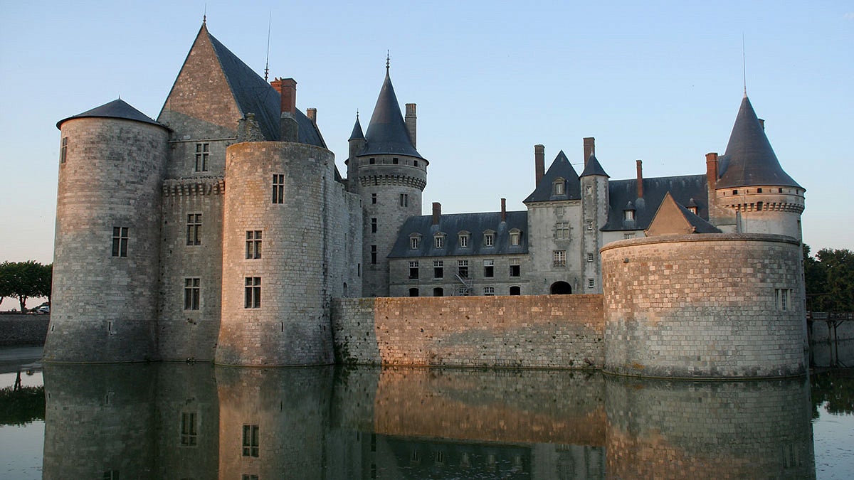 Castle Sully, France, courtyard, by Matthias Kabel. Wikimedia Commons.