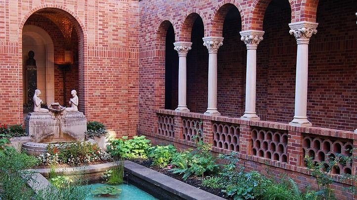 courtyard with arches and fountain at the Jordan Schnitzer Museum of Art